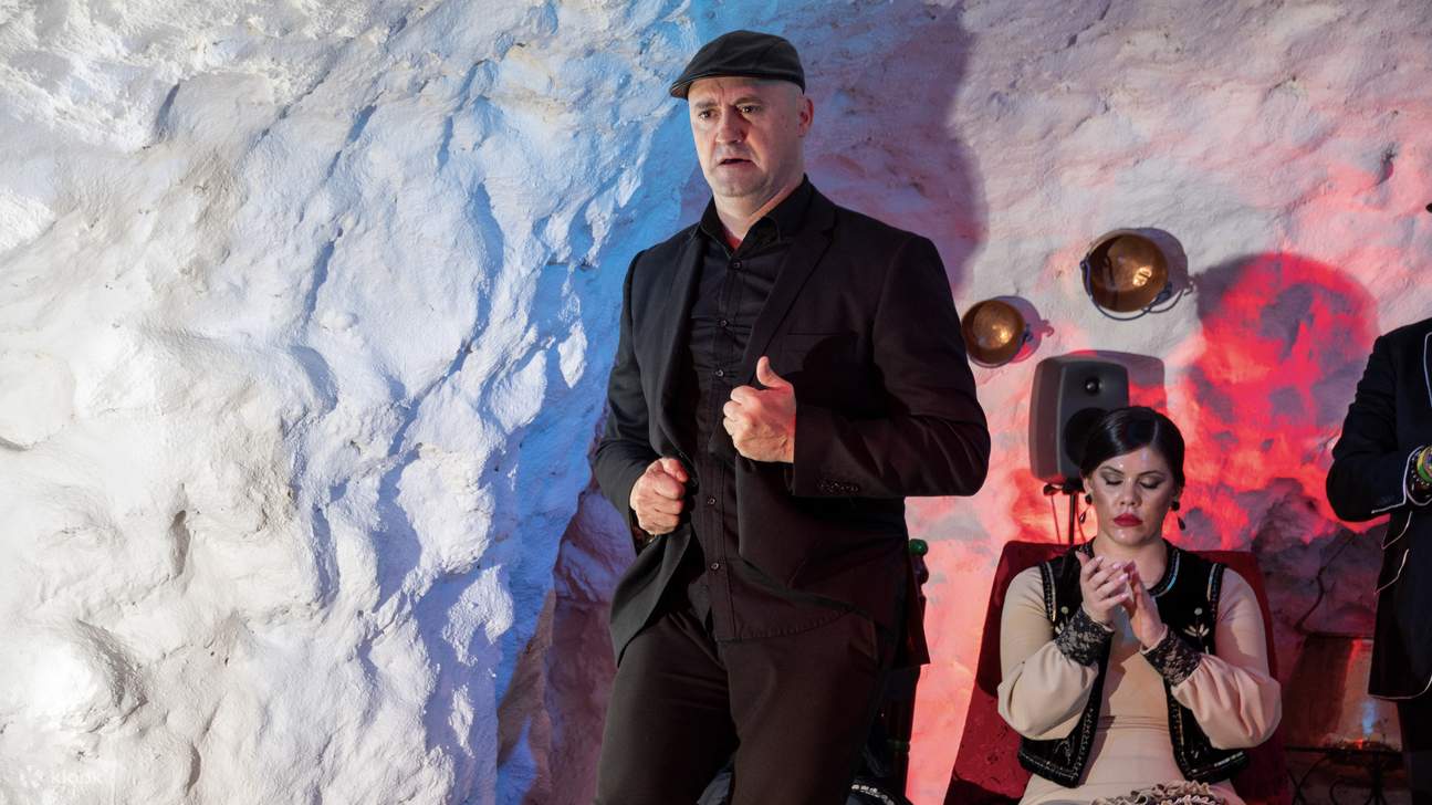 Tiếng đàn guitar phức tạp và những bước chân sống động hòa quyện vào một màn trình diễn đầy mê hoặc