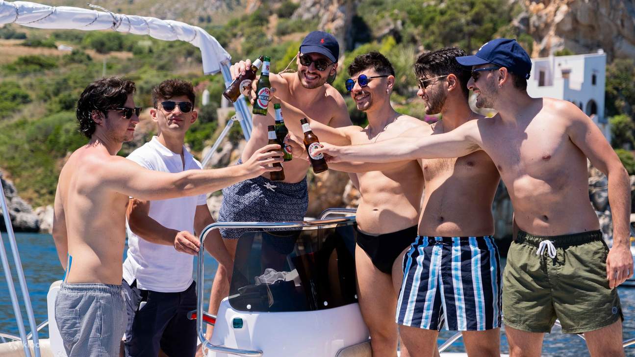 Faites la fête sur le pont, dansez sur de la musique et profitez des vues côtières à couper le souffle