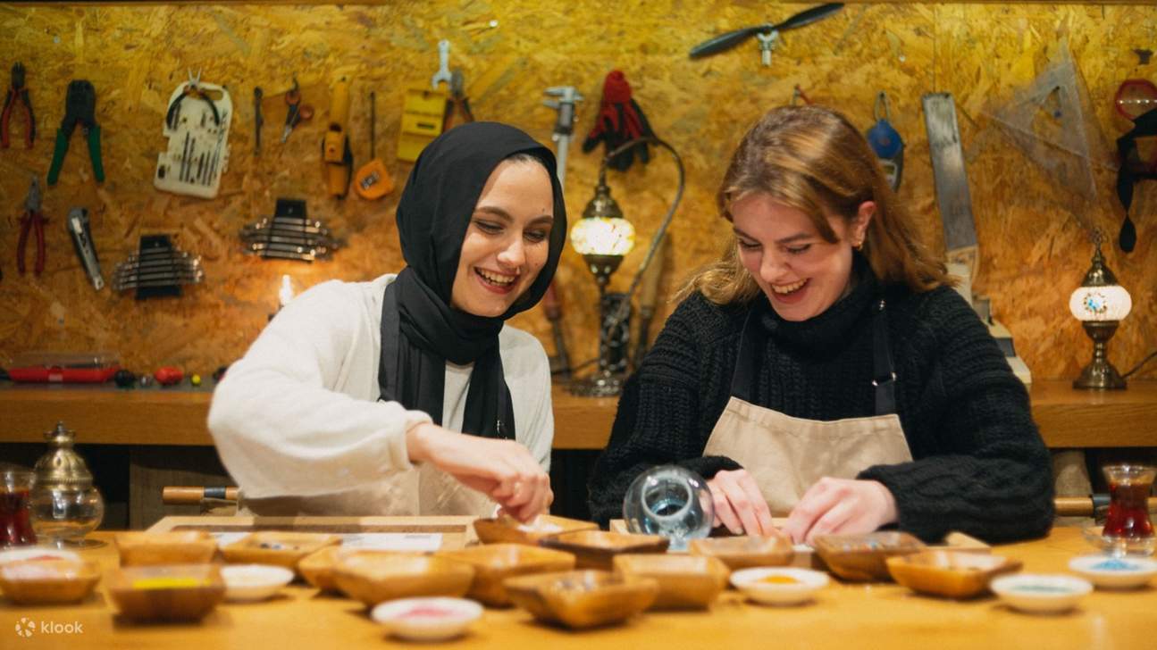 Spargere perline di vetro per completare il vivace design di una lampada a mosaico realizzata a Istanbul