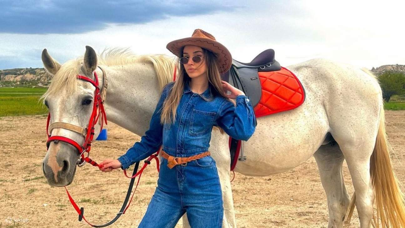 Experiencia de paseo a caballo en Capadocia con traslado