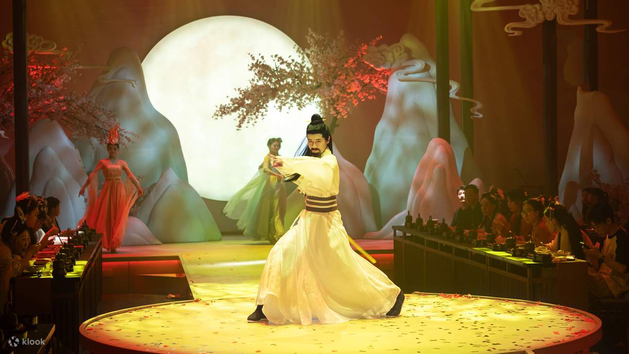 Нанкинский поэтический банкет (иммерсивная историческая обстановка + выставка старинной поэзии и музыки + поэтическое пение во время банкета + сезонные свежие ингредиенты, приготовленные с душой + возможность примерить старинные костюмы)
