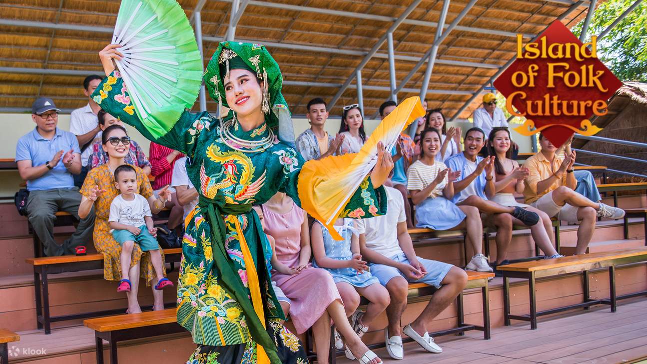 เกาะวัฒนธรรมพื้นบ้าน (The Island of Folk Culture) คือหัวใจของ สวนสนุกวินวันเดอร์สนัม ฮอยอัน ซึ่งจัดแสดงสถาปัตยกรรมที่สะท้อนถึงภูมิภาคทางวัฒนธรรมที่สมจริง ตั้งแต่ภาคเหนือจรดใต้ของ เวียดนาม และนำเสนอหมู่บ้านหัตถกรรมแบบดั้งเดิมของประเทศ