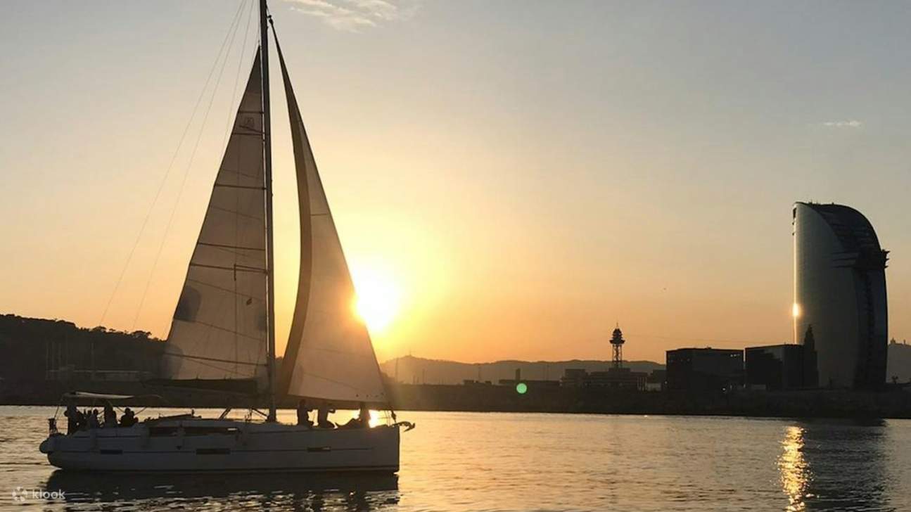 地中海を豪華なヨットで航海し、バルセロナ (Barcelona) をユニークな視点から体験