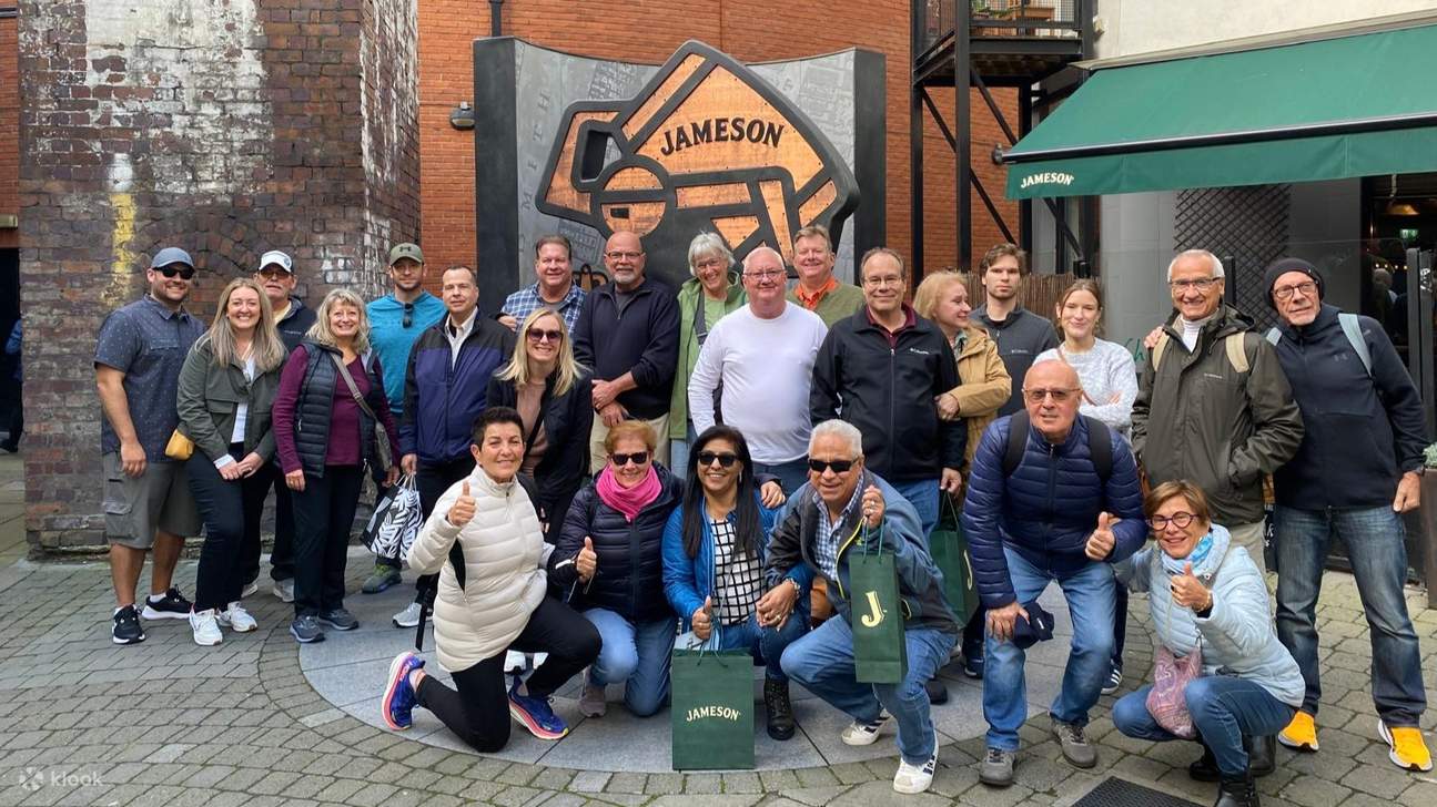 Un momento grupal memorable frente a la icónica Jameson Distillery Bow St