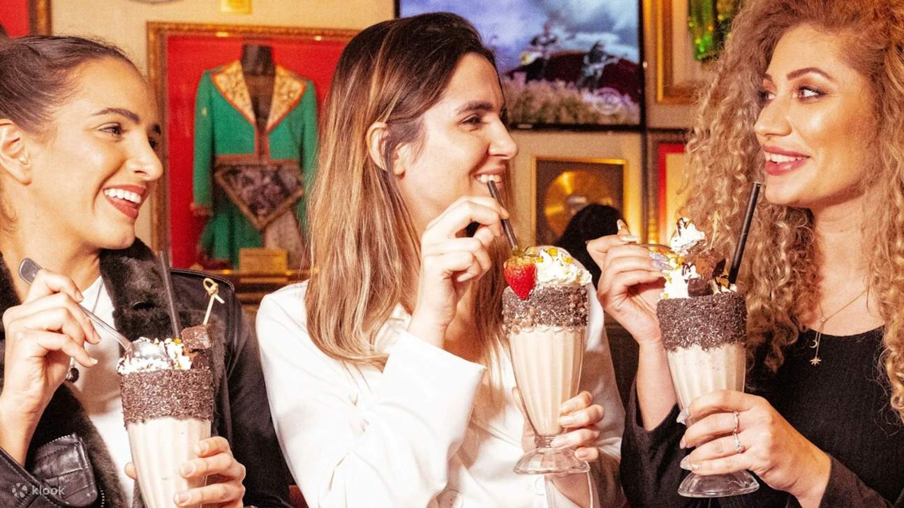 Eine lebhafte Gruppe genießt Speisen und Unterhaltungen in einem stilvollen Restaurant mit Musikthema.