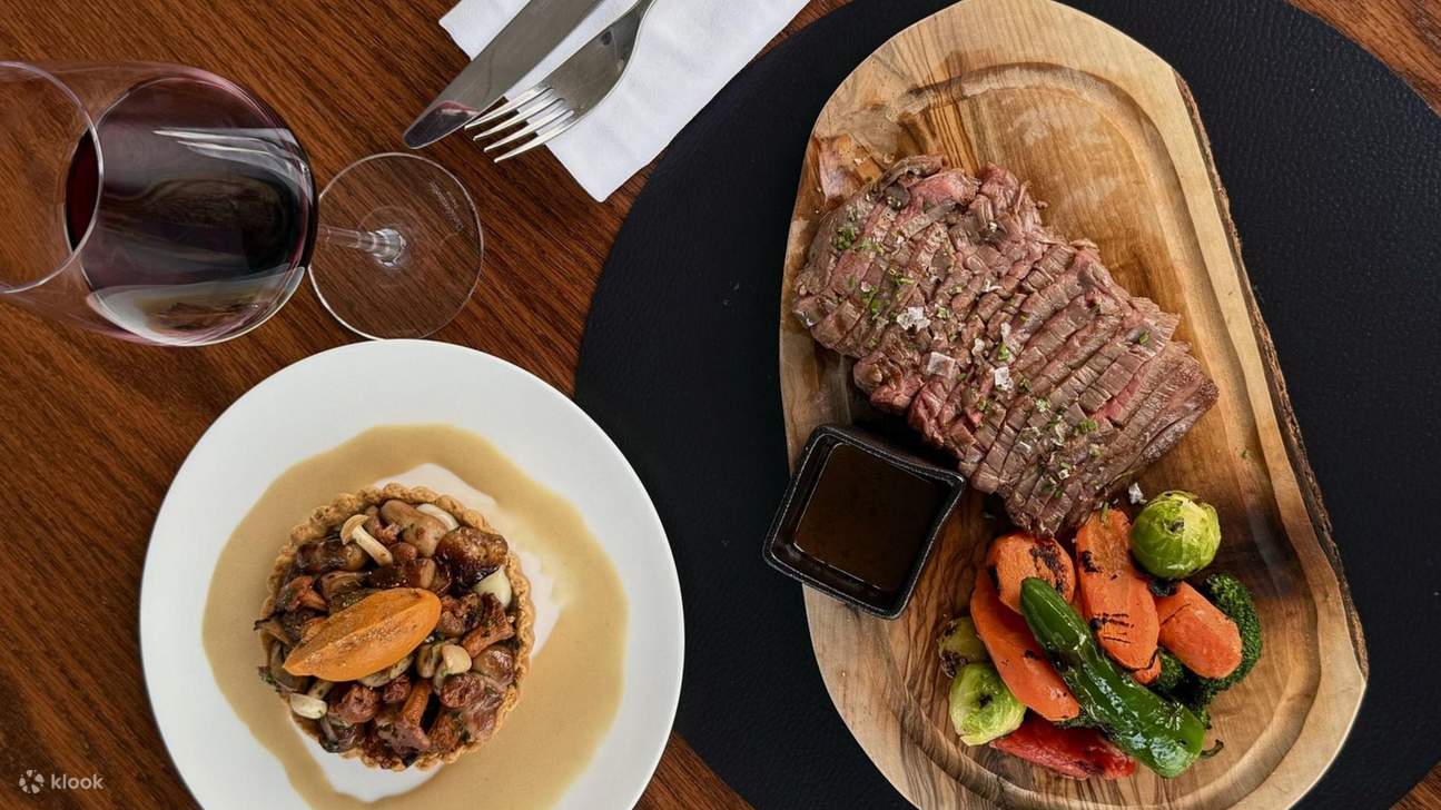 Bistecca di Black Angus alla griglia con verdure e un contorno gourmet