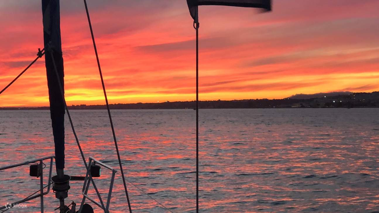 황홀한 황금빛 노을 아래, 리스본의 매력을 물 위에서 만끽하세요.