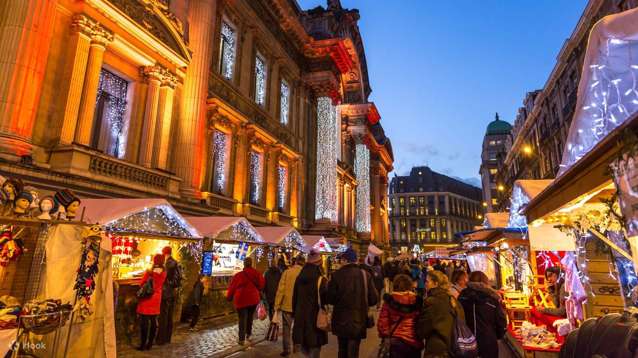 ¡Explore uno de los famosos mercados navideños de Europa, con encantadores puestos de madera, dulces festivos y artesanías!