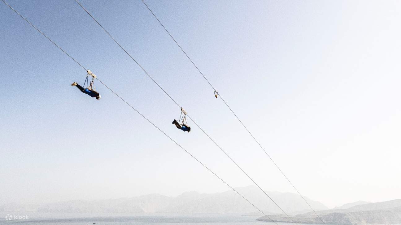 Terbang melintasi langit dengan pemandangan laut, pegunungan, dan kebebasan yang menakjubkan!