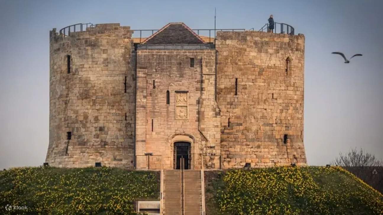 Grimpez en haut de la tour Clifford pour une vue panoramique et un aperçu du passé royal de York.
