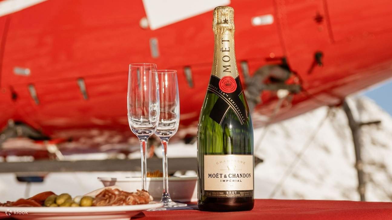 Насладитесь освежающим напитком и запечатлейте воспоминания на ледяном плато