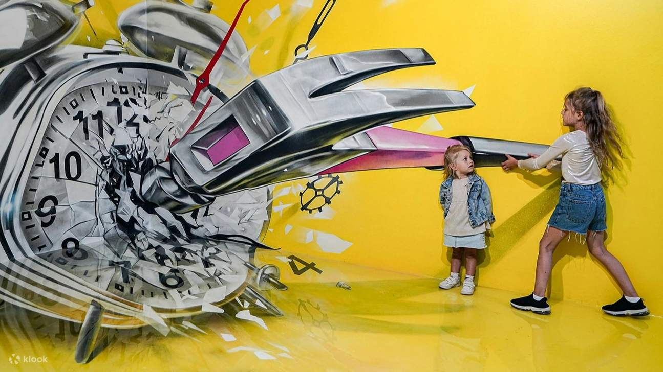 发挥创意，利用打破现实和逻辑的互动背景进行创作