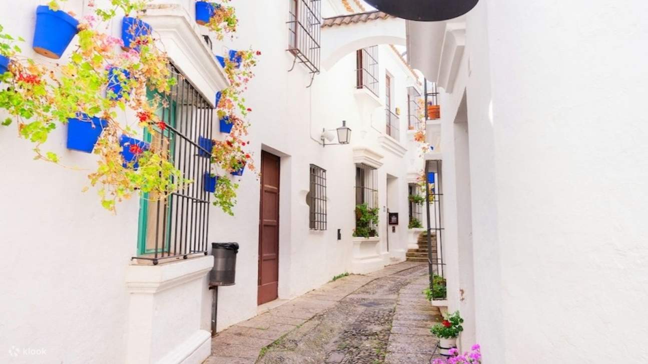 Khám phá những con đường lát đá cuội và các tòa nhà lịch sử bên trong ngôi làng quyến rũ Poble Espanyol