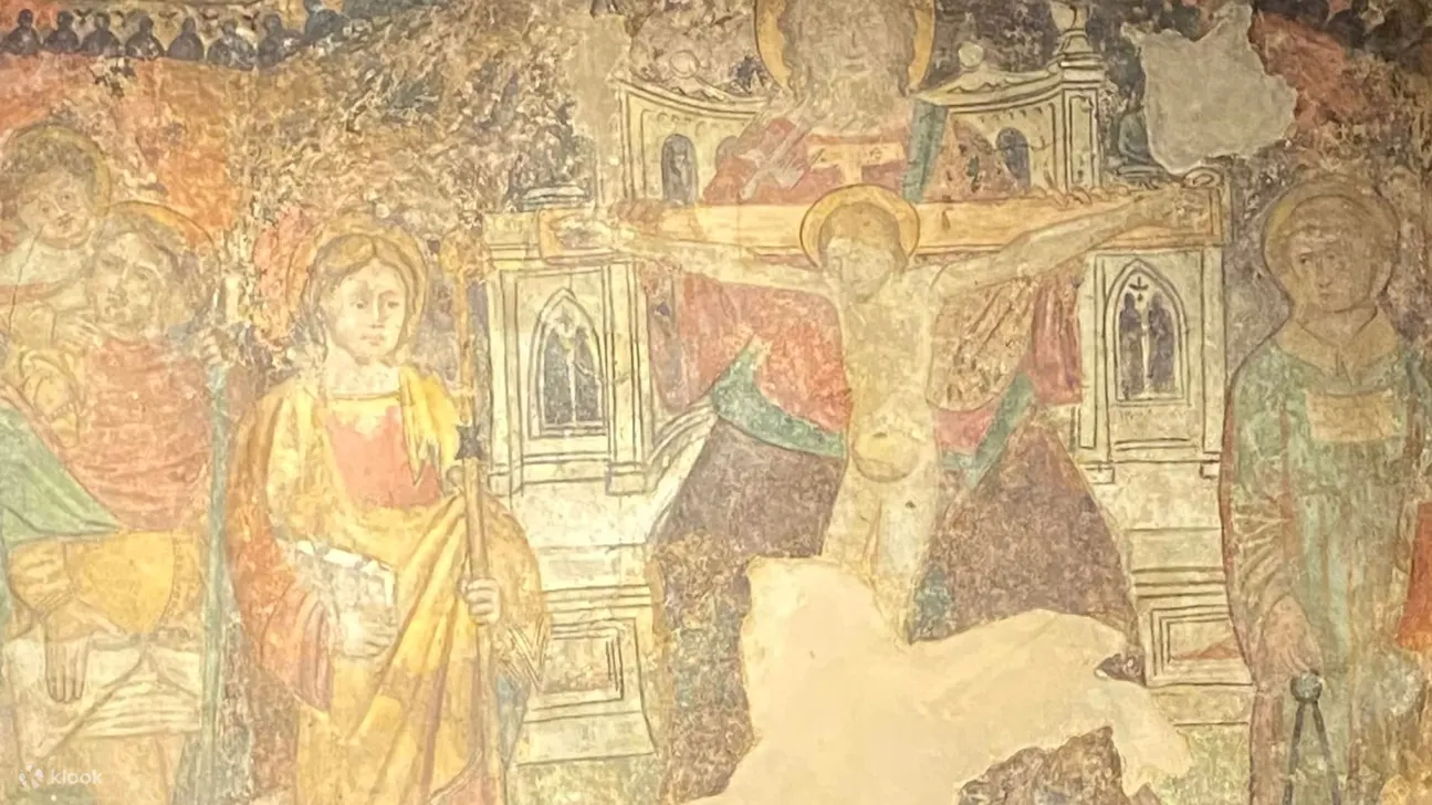 这幅壁画历经岁月洗礼，讲述了一个关于奉献和灵性的动人故事