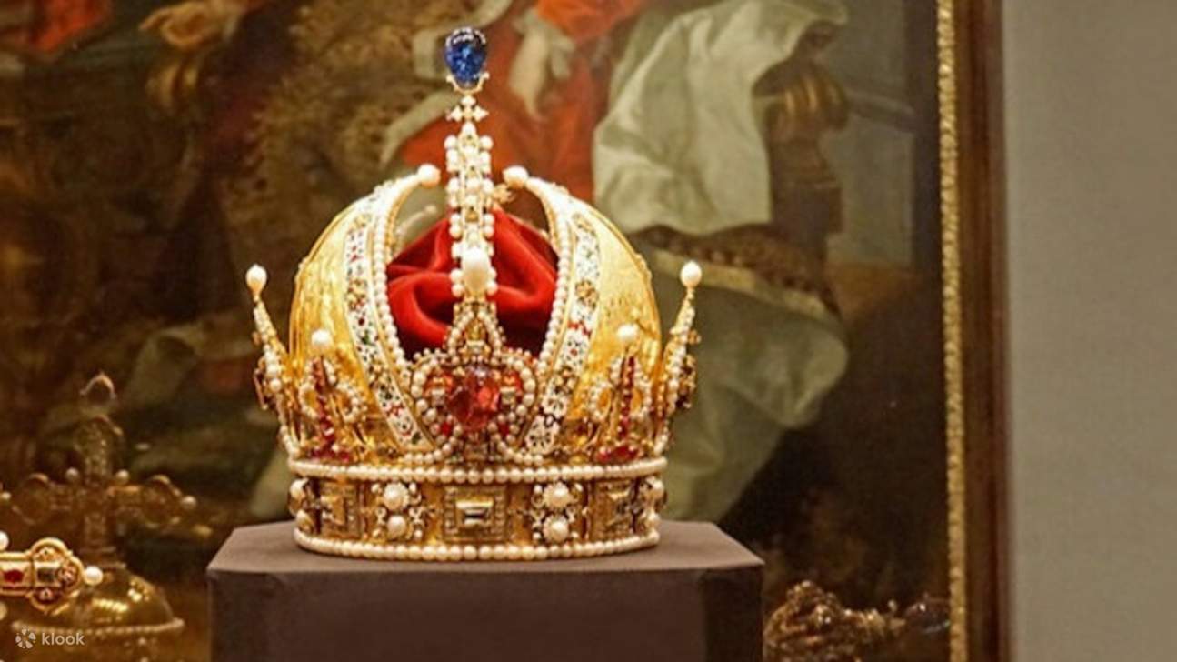 Admirez la magnifique couronne impériale d'Autriche, symbole de pouvoir et de prestige royaux.
