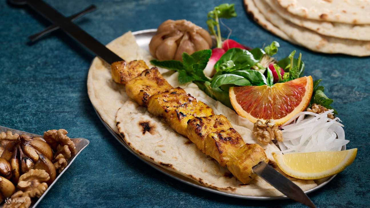 Disfrute de sabores audaces y aromas intensos en un ambiente cálido y acogedor