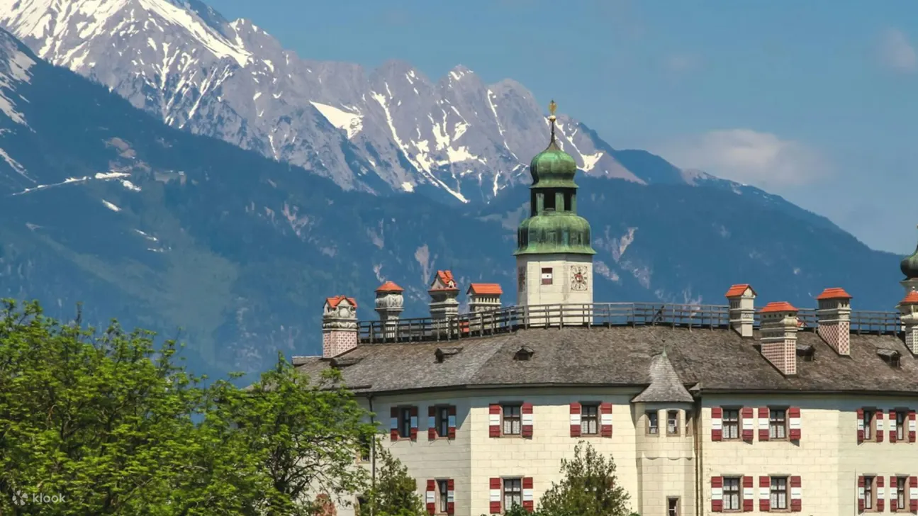 安布拉斯城堡 (Ambras Castle) 位于雄伟的山顶位置，可欣赏因斯布鲁克的壮丽景色