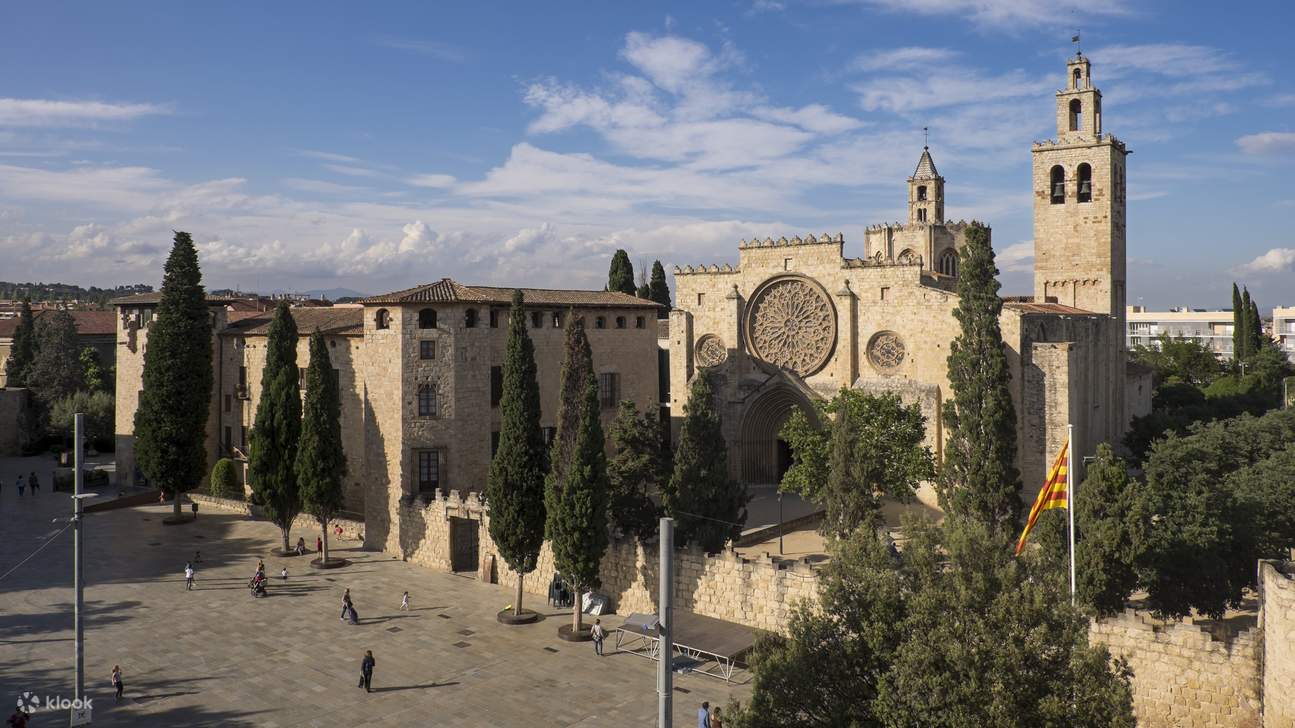 Entdecken Sie das prachtvolle Monasterio de Sant Cugat, ein beeindruckendes architektonisches Wunderwerk in Katalonien.