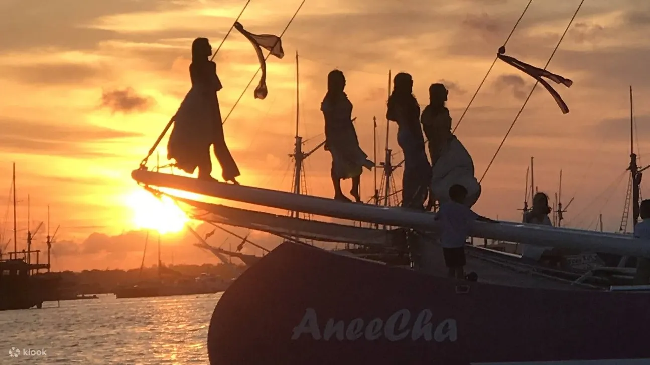 aneecha 帆船双体船在巴厘岛与朋友一起进行日落派对巡游