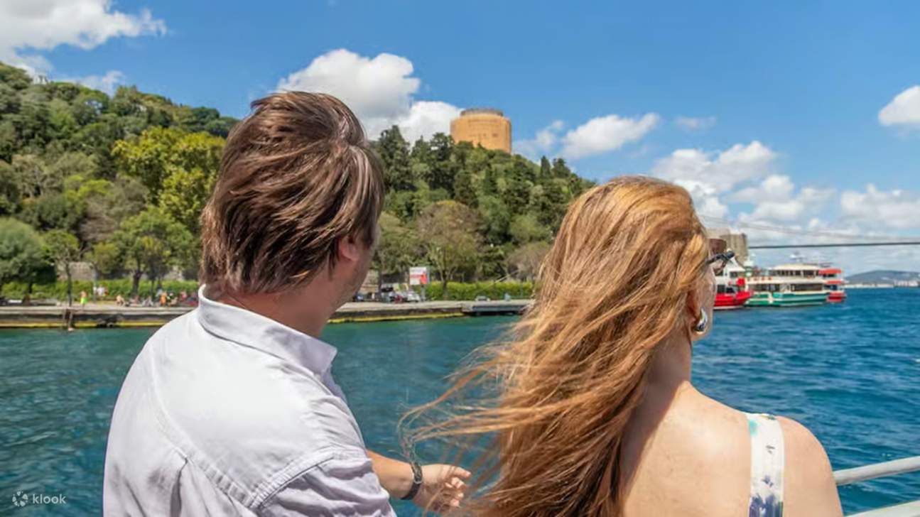 Bắt chuyến phà khứ hồi và ngắm nhìn mặt trời lặn sau bóng hình Istanbul.