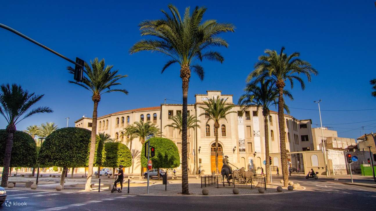 Adéntrese en la histórica Plaza de Toros de Alicante, un emblemático lugar lleno de tradición y cultura