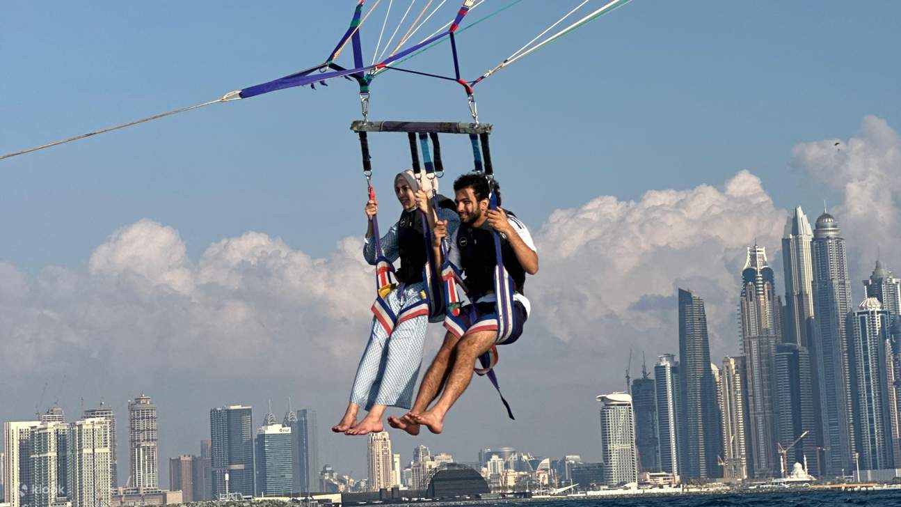 在迪拜體驗帆傘運動，飽覽朱美拉棕櫚島、JBR和迪拜碼頭的美景