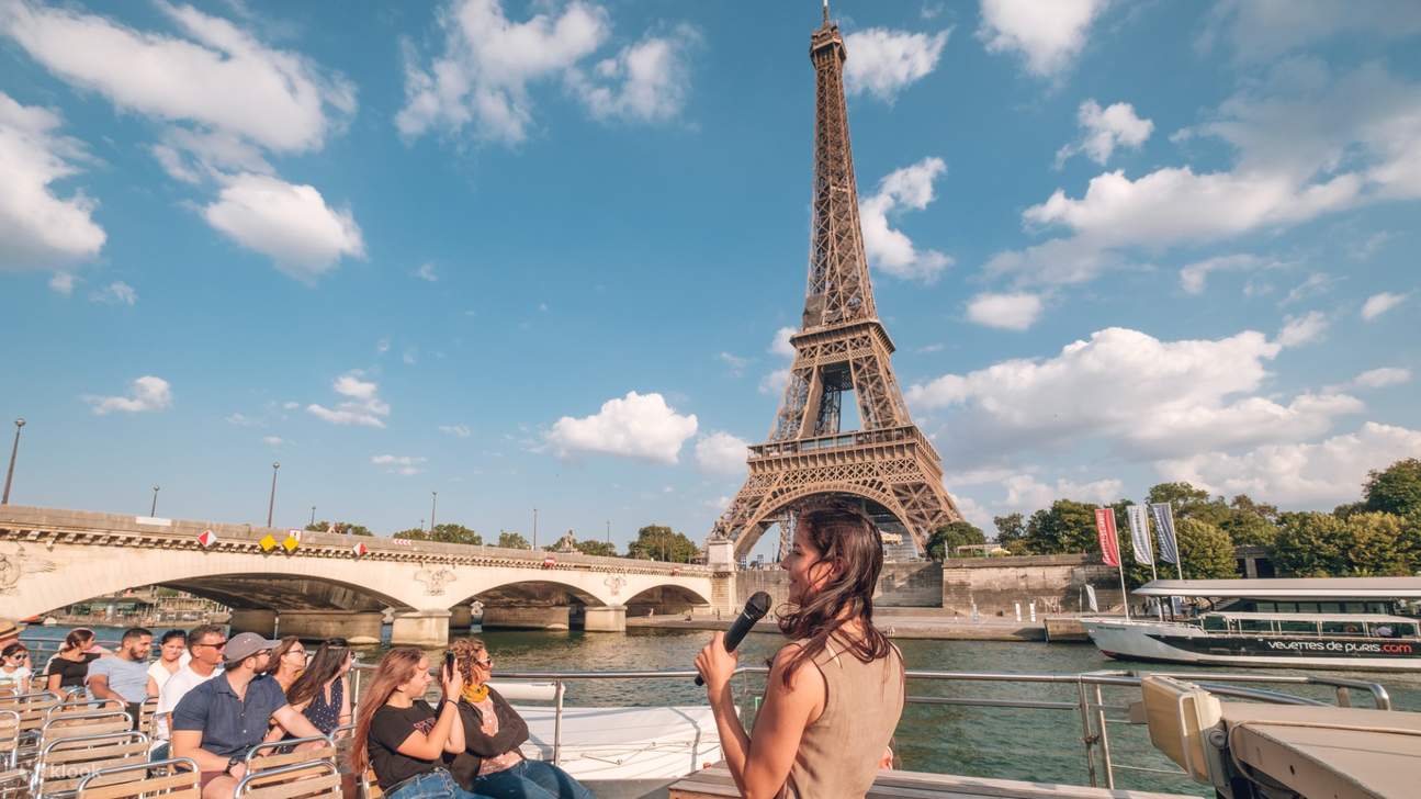 Проплывите мимо Эйфелевой башни и Нотр-Дам с Vedettes de Paris — вас ждет настоящее волшебство