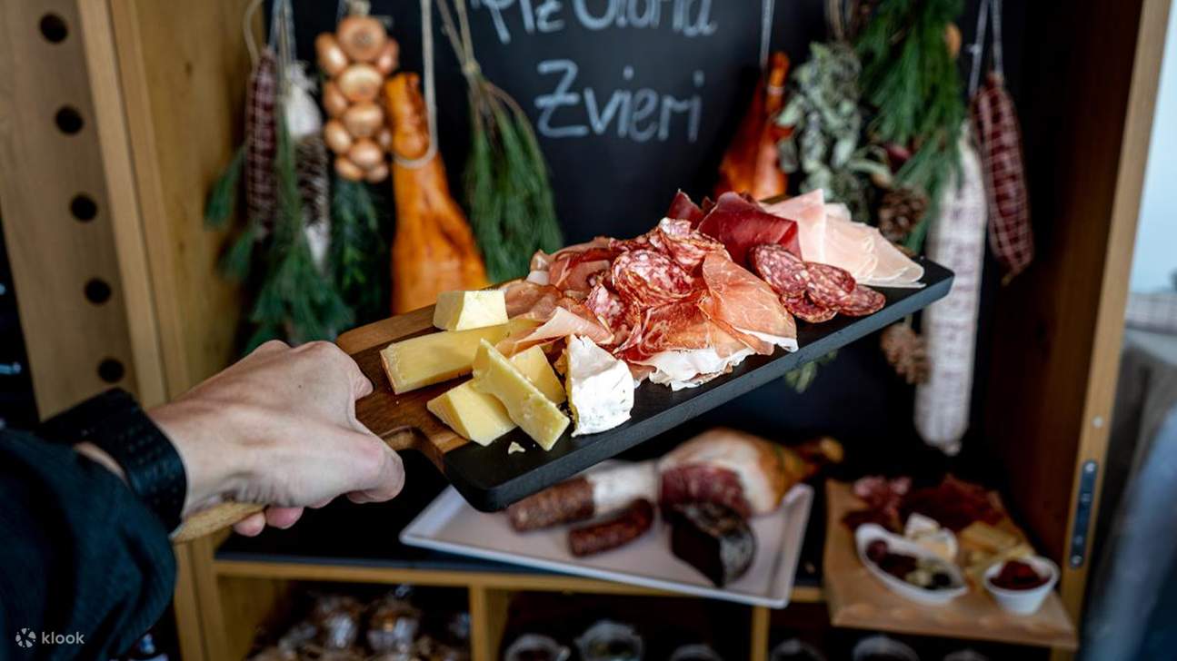 Thưởng thức thịt khô và phô mai trên đĩa tại nhà hàng xoay Piz Gloria