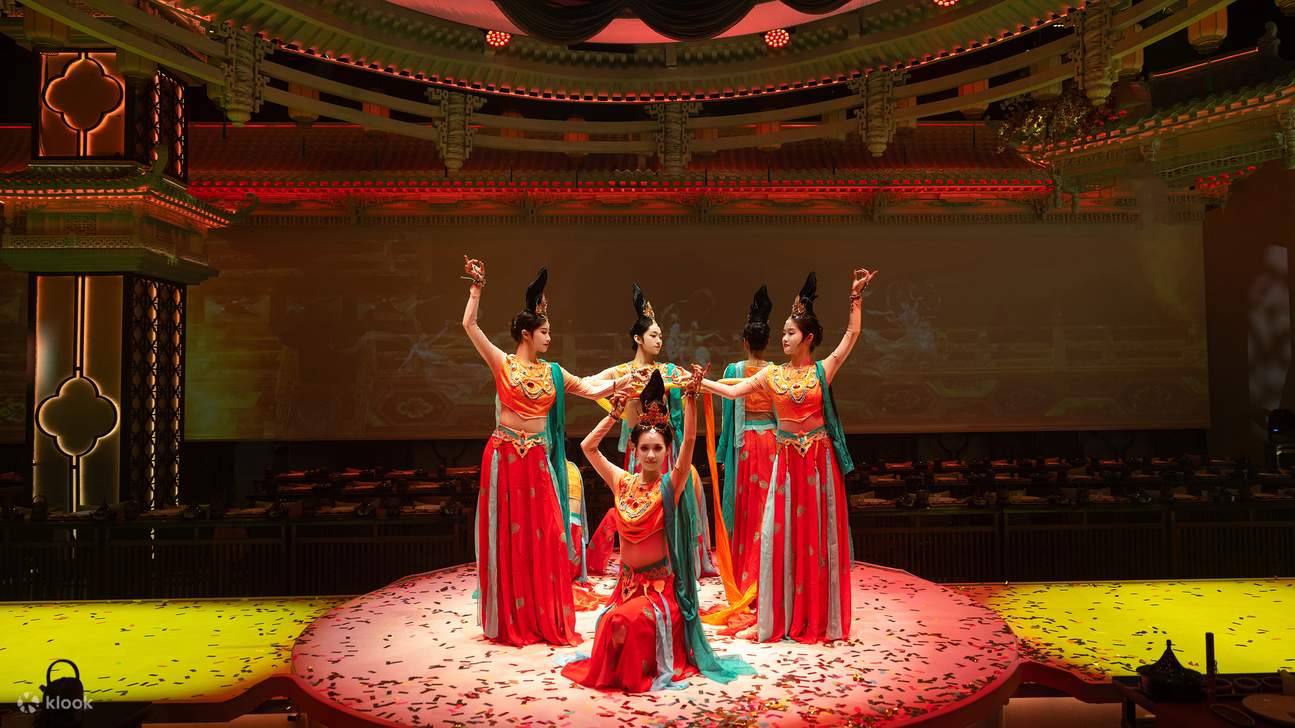 Нанкинский поэтический банкет (иммерсивная историческая обстановка + выставка старинной поэзии и музыки + поэтическое пение во время банкета + сезонные свежие ингредиенты, приготовленные с душой + возможность примерить старинные костюмы)