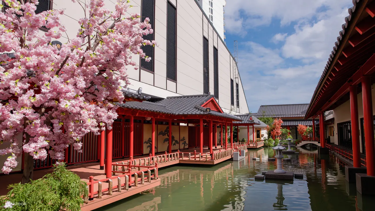 在岘港三日月，您可以沉浸在世界闻名的日本温泉矿泉浴中，该温泉旨在将正宗的日本健康传统带入生活。