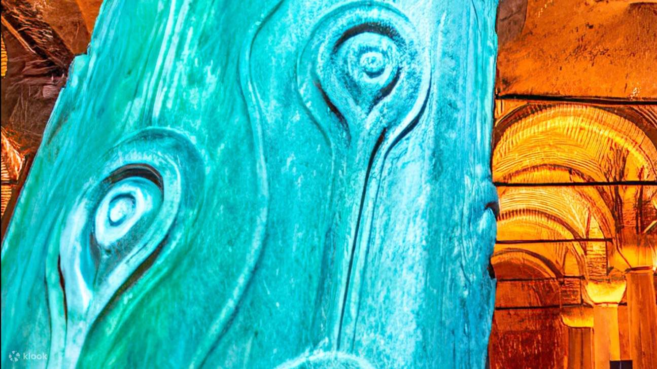 Hãy để mặt nước tĩnh lặng và những cột trụ cổ kính kể những câu chuyện không lời