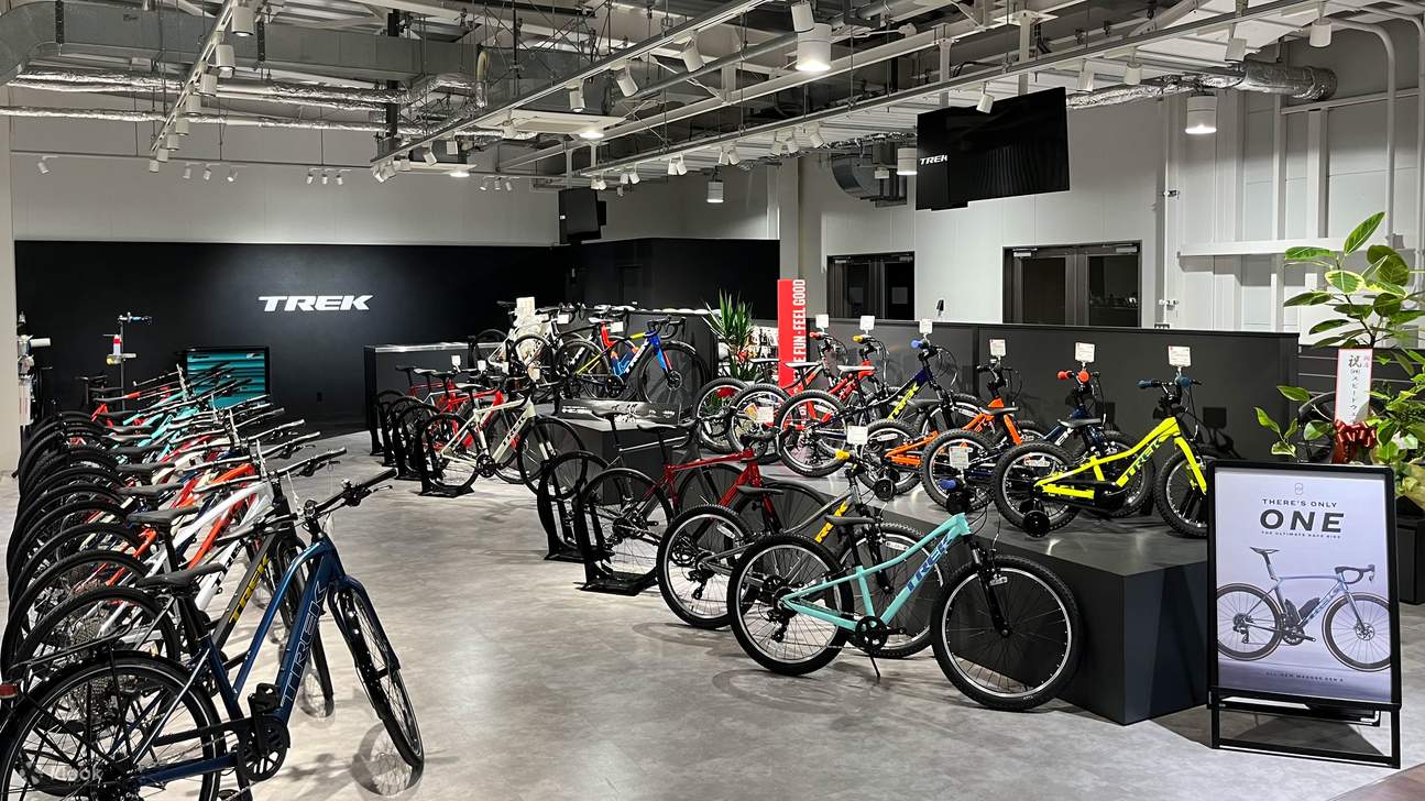 阿苏熊本机场内设有租赁商店。