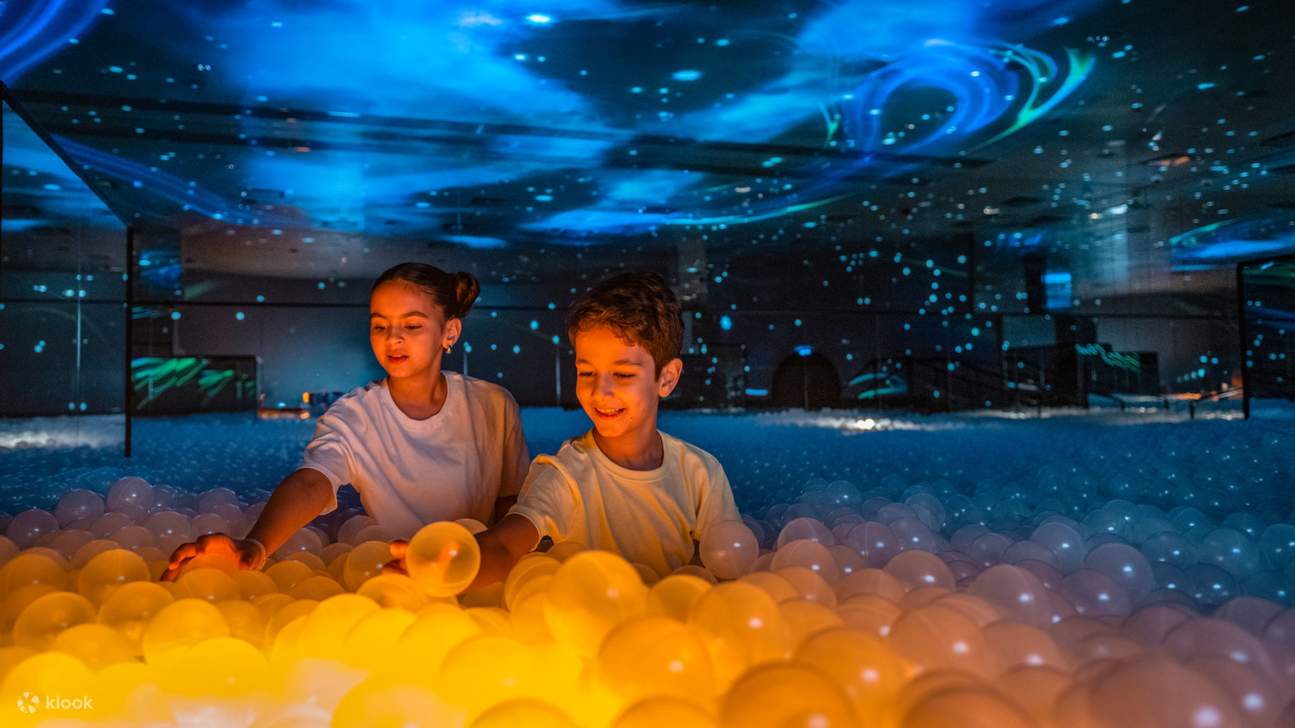 在光影交织的艺术世界中漫步