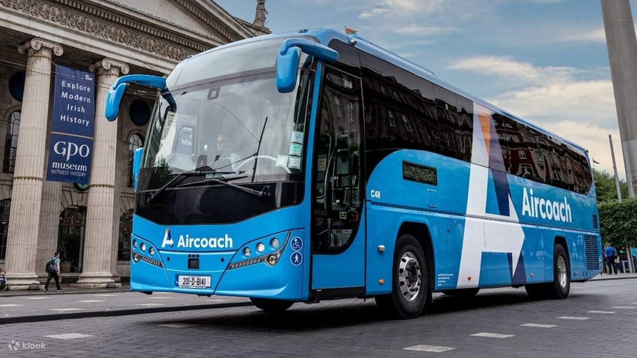 Relájese y viaje sin problemas con transporte público confiable y conveniente a su disposición.