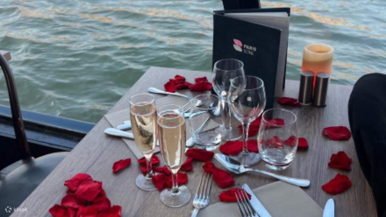 Pelayaran Sungai Seine dengan Makan Siang atau Makan Malam ala Paris