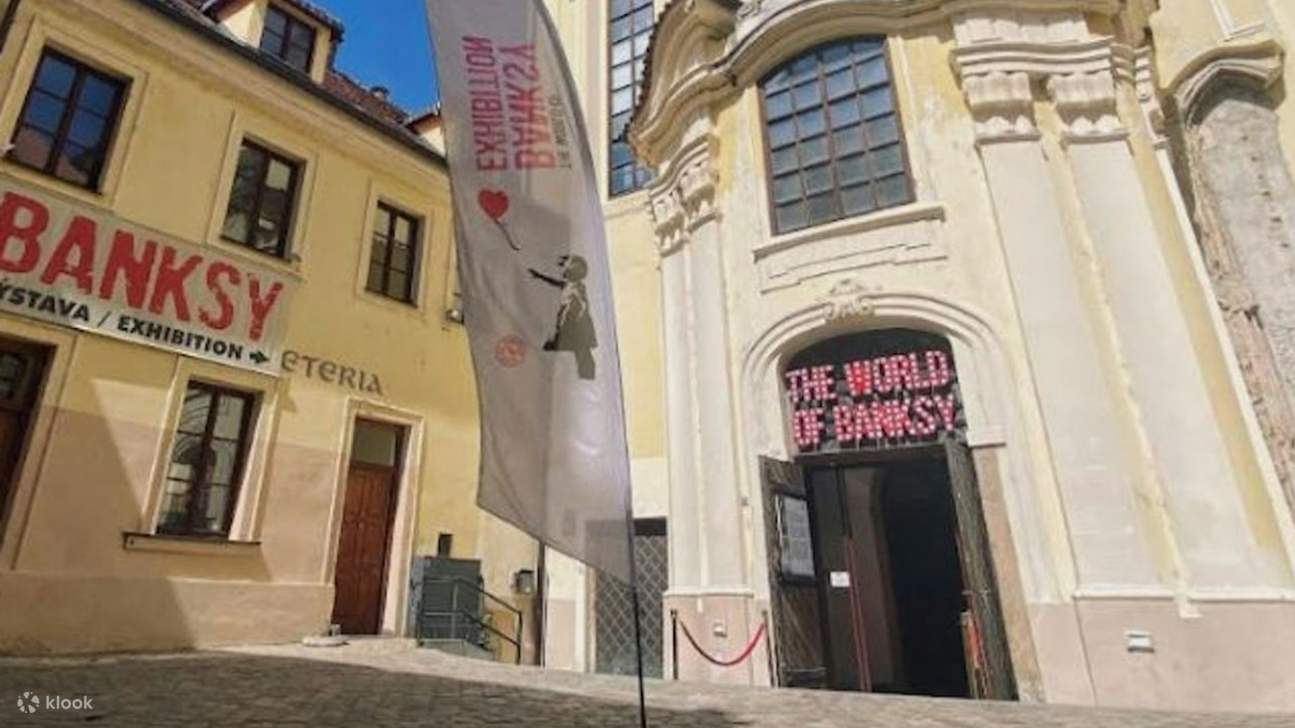 Experimente las obras maestras de Banksy proyectadas en los interiores barrocos de Praga
