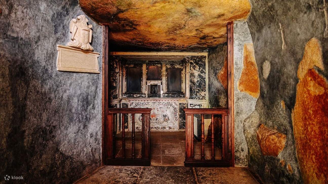 Pénétrez dans une chapelle de forêt mystique née du rêve divin d'un roi
