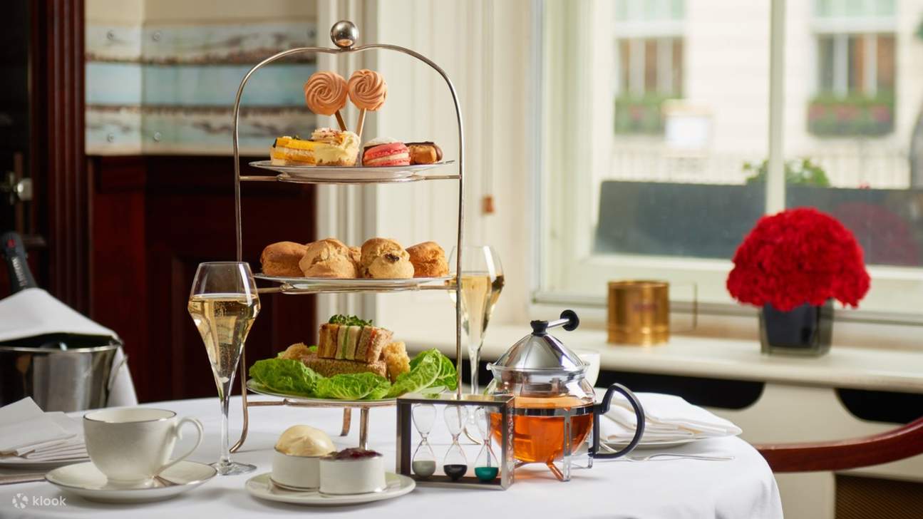 午後の贅沢なひとときを。グルメな料理、エレガントな雰囲気、そして完璧なサービスがあなたをお待ちしています。