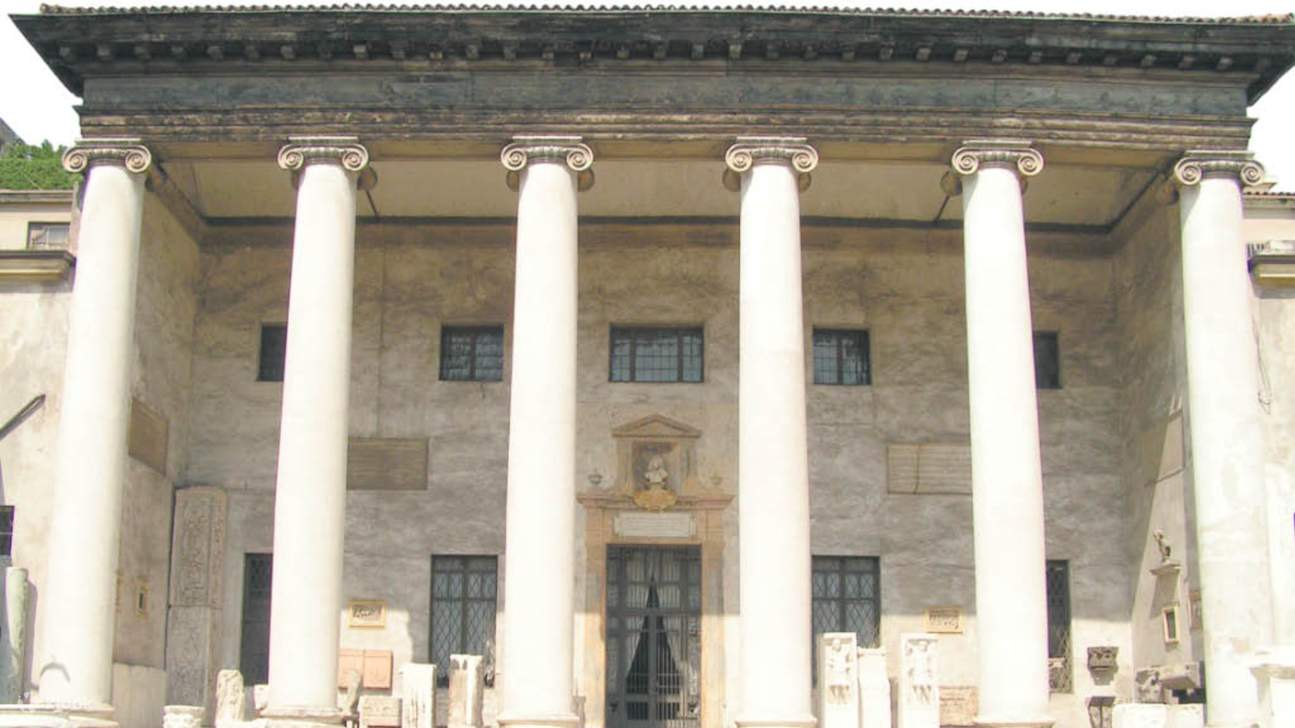 Masuki sejarah klasik di Maffeiano Lapidary Museum, tempat bebatuan menceritakan kisah-kisah kuno yang sunyi