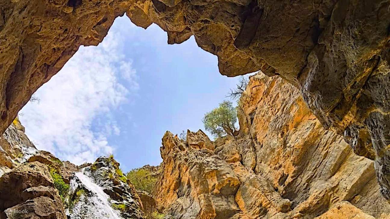 Scopri formazioni geologiche uniche, una testimonianza della maestria della natura all'interno della grotta