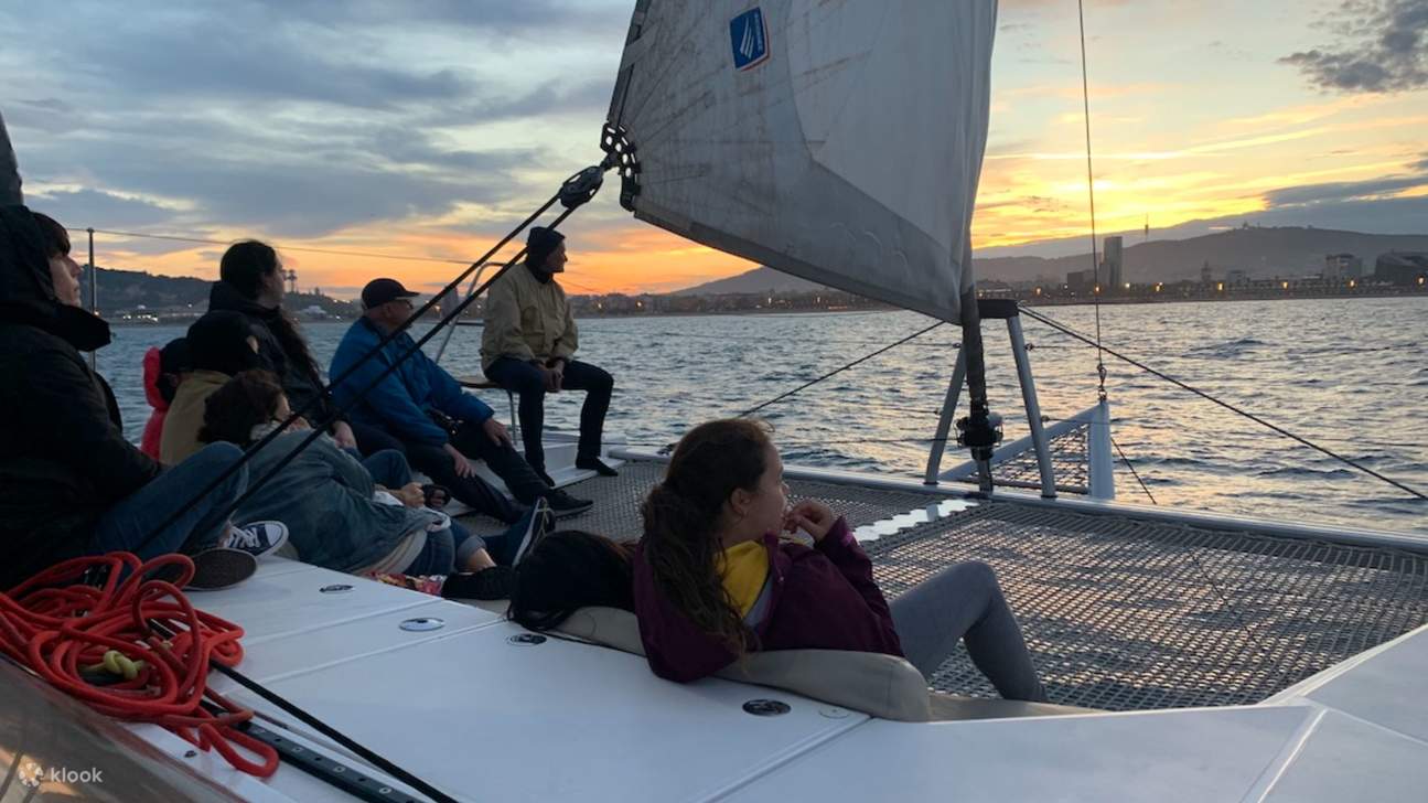 Crociera in catamarano al tramonto con bevande a Barcellona