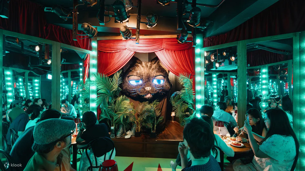 ANDSOFORTH 推出的仙境颠倒用餐体验