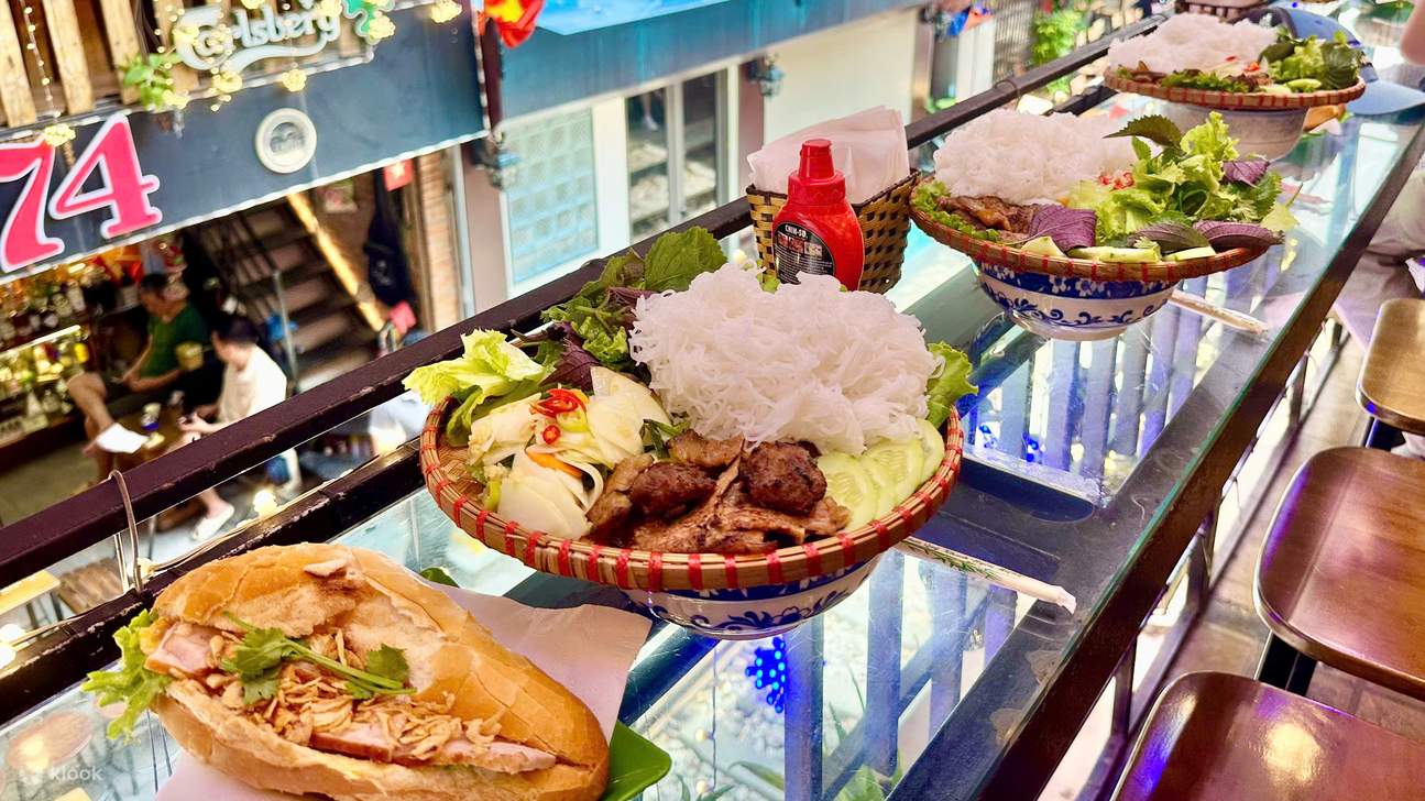 Makan siang dengan Bun Cha & Banh Mi