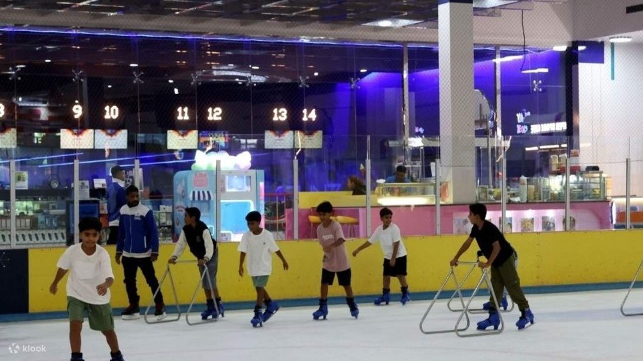 Junge Skater gleiten und kichern auf dem Eis, lernen neue Moves und haben jede Menge Spaß.