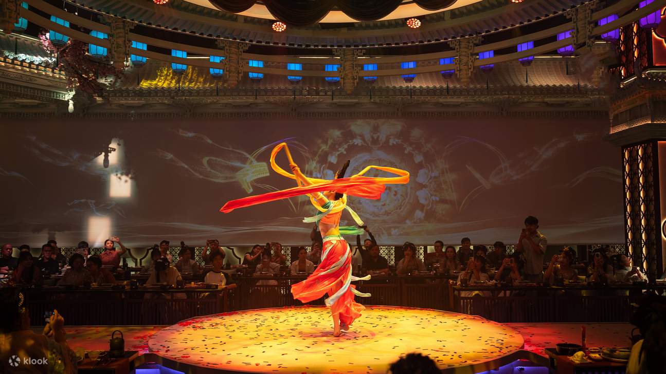 Нанкинский поэтический банкет (иммерсивная историческая обстановка + выставка старинной поэзии и музыки + поэтическое пение во время банкета + сезонные свежие ингредиенты, приготовленные с душой + возможность примерить старинные костюмы)