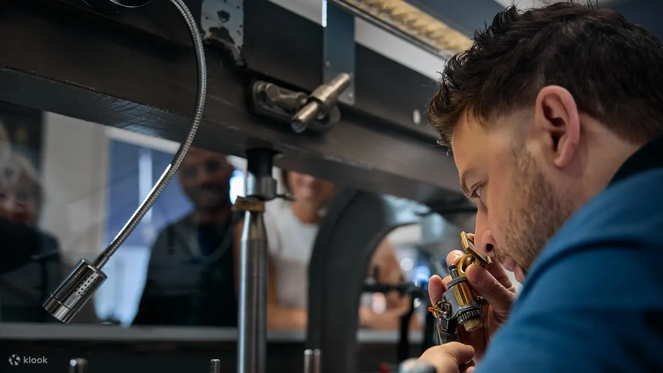 亲眼见证工匠大师以世代传承的精湛工艺切割和抛光钻石