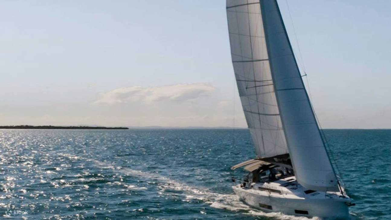 沖合をクルーズしながら潮風を感じ、バルセロナ (Barcelona) の街並みの比類なき景色をお楽しみください。