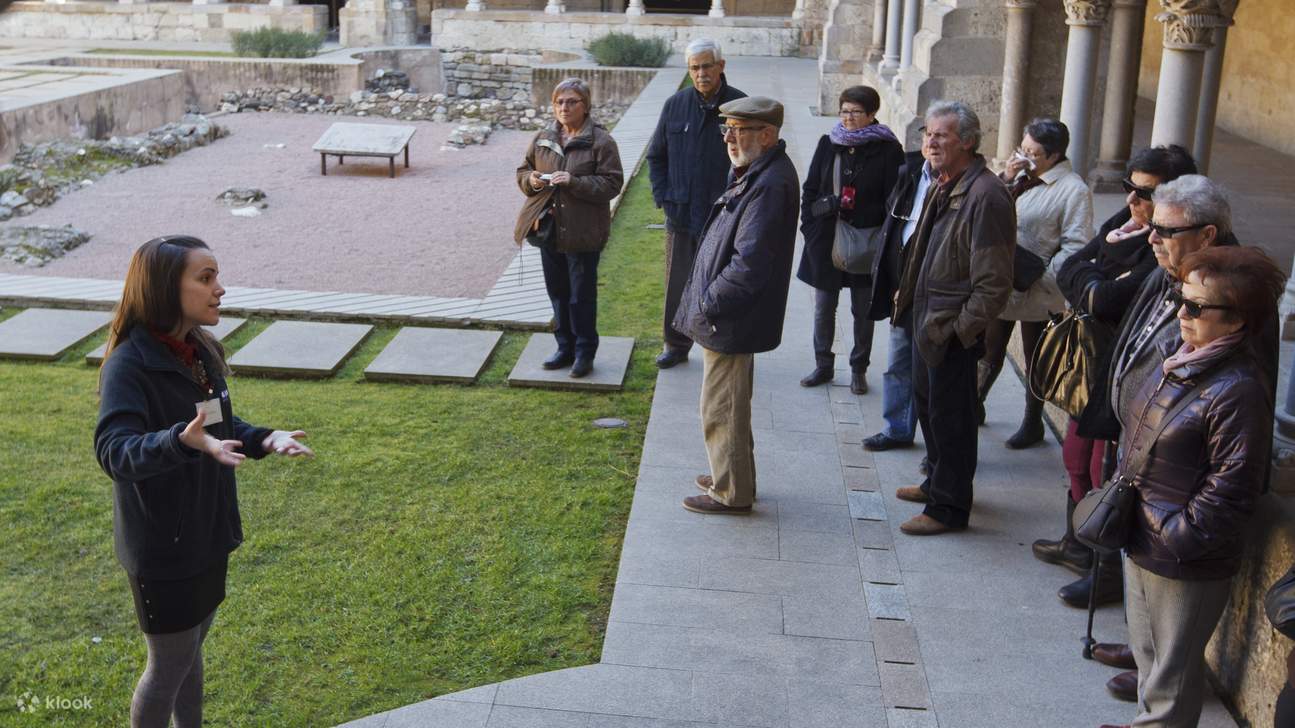 経験豊富なガイドが、この壮大な修道院の豊かな歴史を生き生きと伝えます。