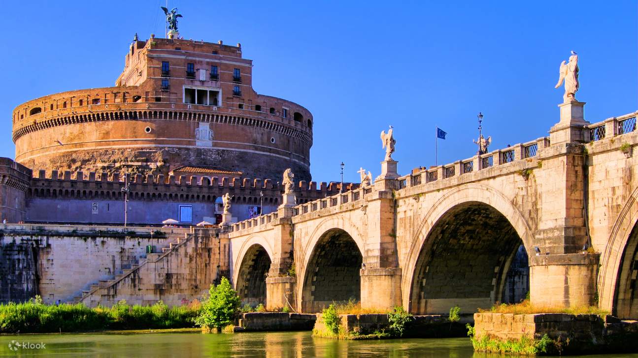 Pemandangan Castel Sant’Angelo yang memukau dari Ponte Sant’Angelo, menampilkan patung-patungnya dan arsitektur megah