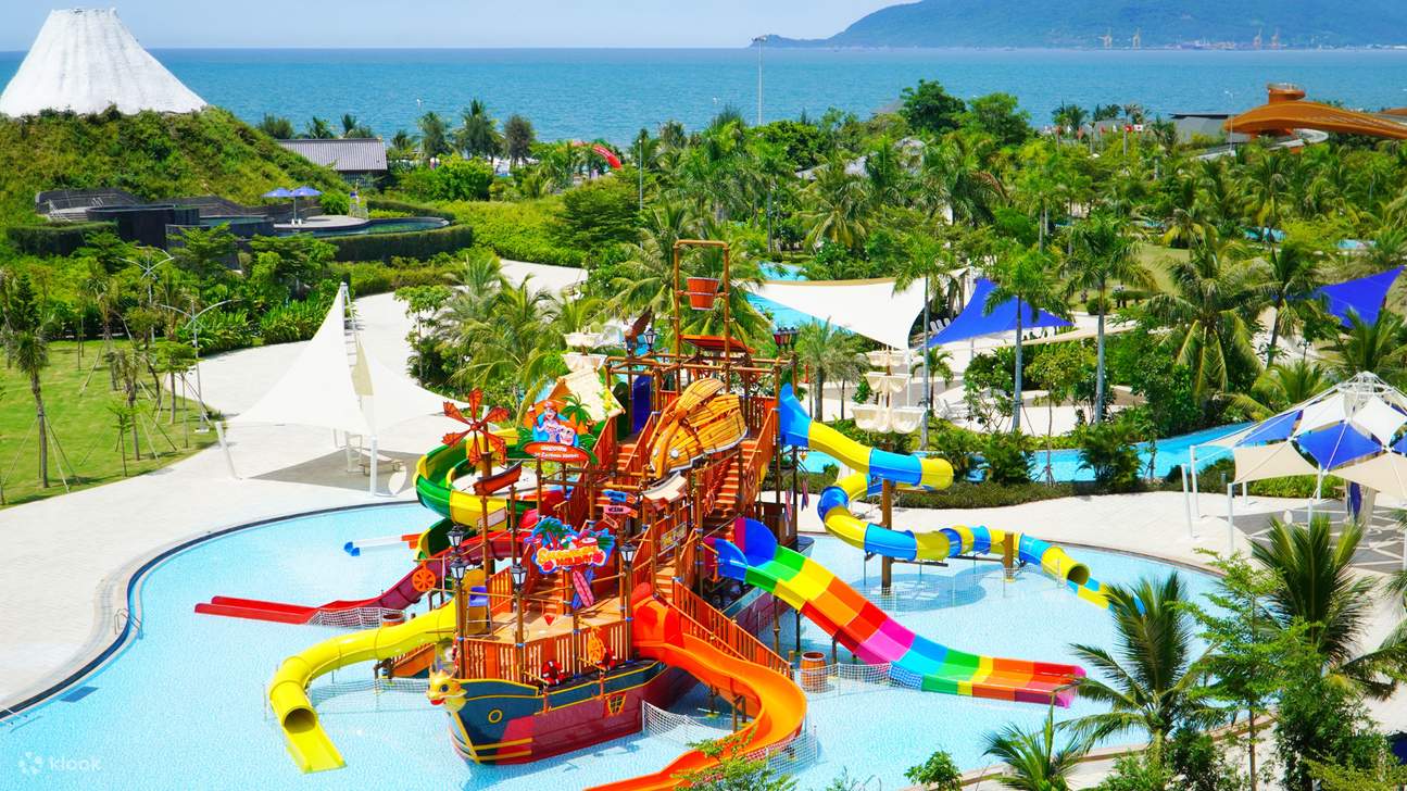 Пиратский корабль в аквапарке Mikazuki Water Park 365 приглашает юных искателей приключений отправиться в захватывающее путешествие в открытом детском бассейне, где они могут оседлать волны, прокатиться с семи захватывающих горок и погрузиться в смех и бр